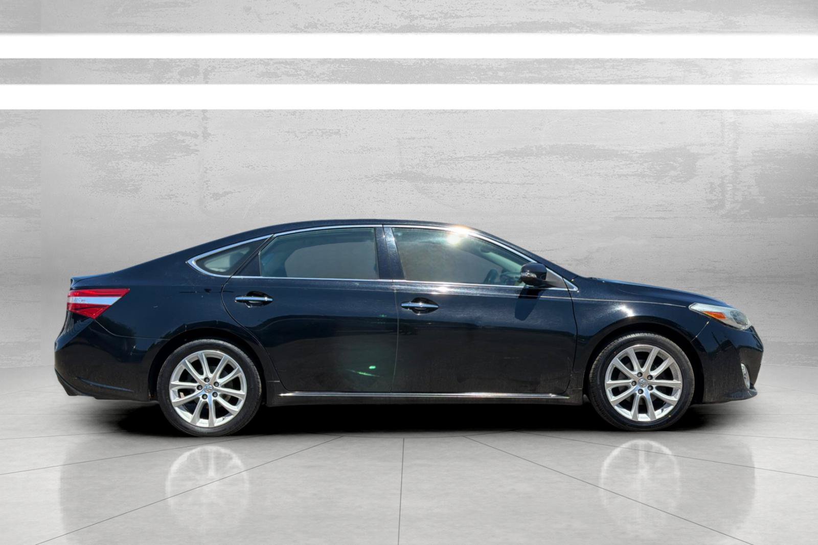 Used 2013 Toyota Avalon XLE Touring FWD image 4