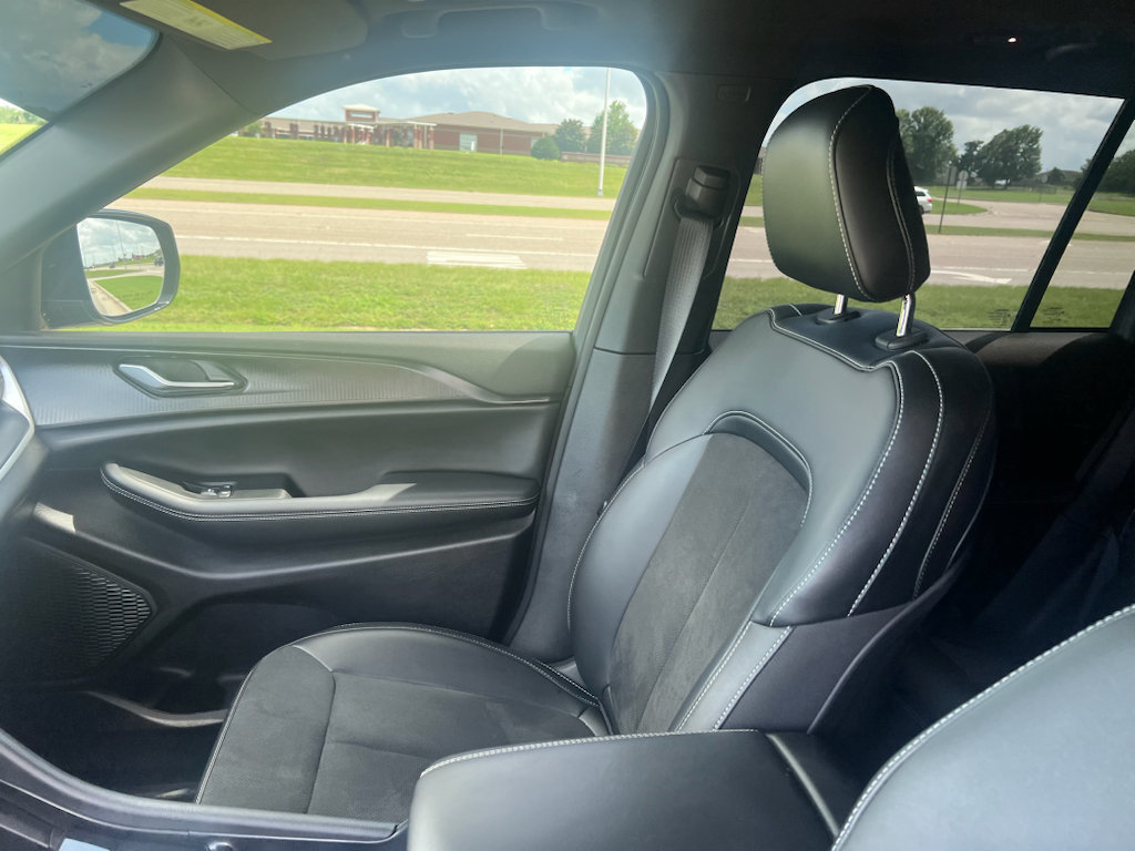 Certified 2025 Jeep Grand Cherokee Altitude RWD image 22