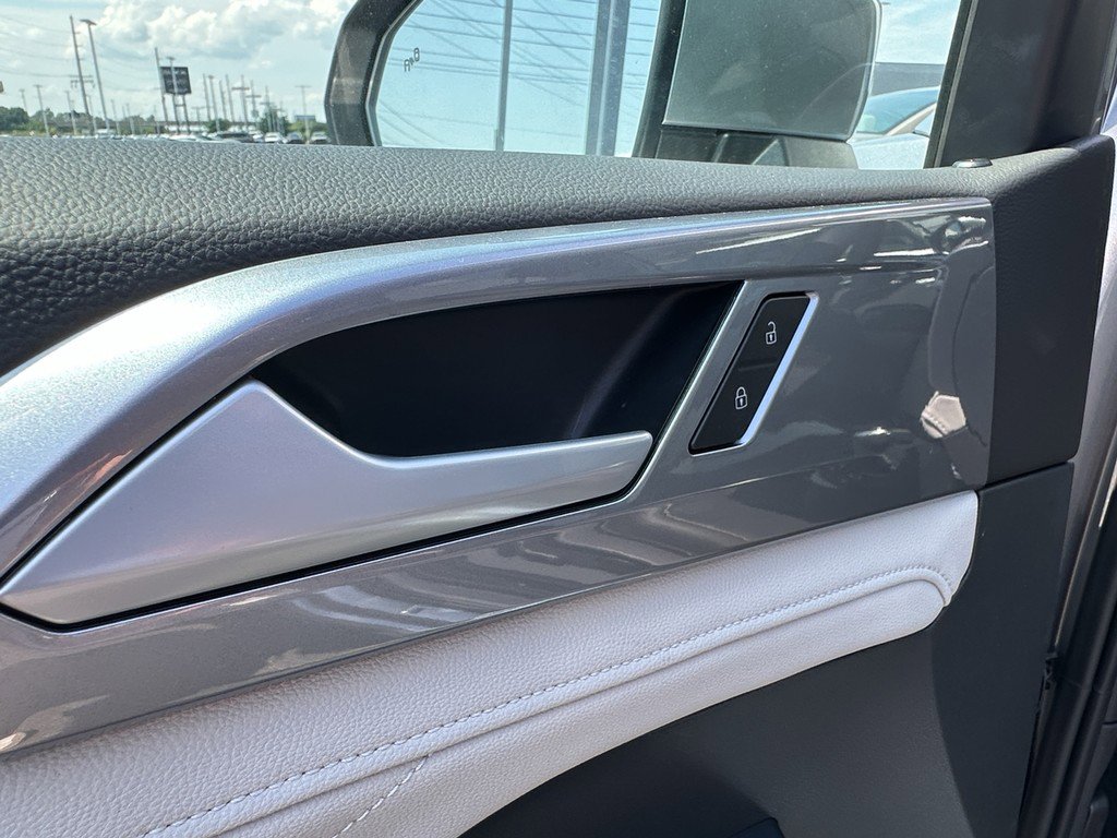 New 2025 Volkswagen Taos SEL image 18