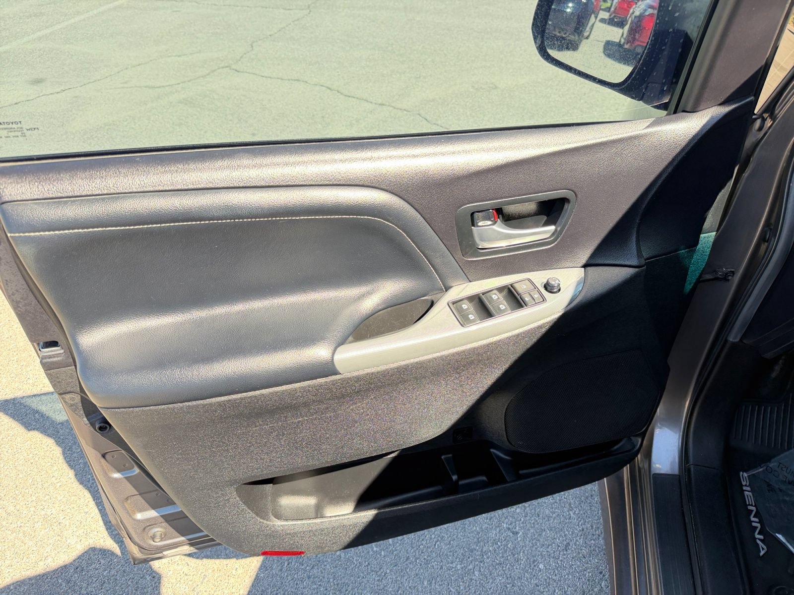 Used 2017 Toyota Sienna SE w/ SE Preferred Package FWD image 18