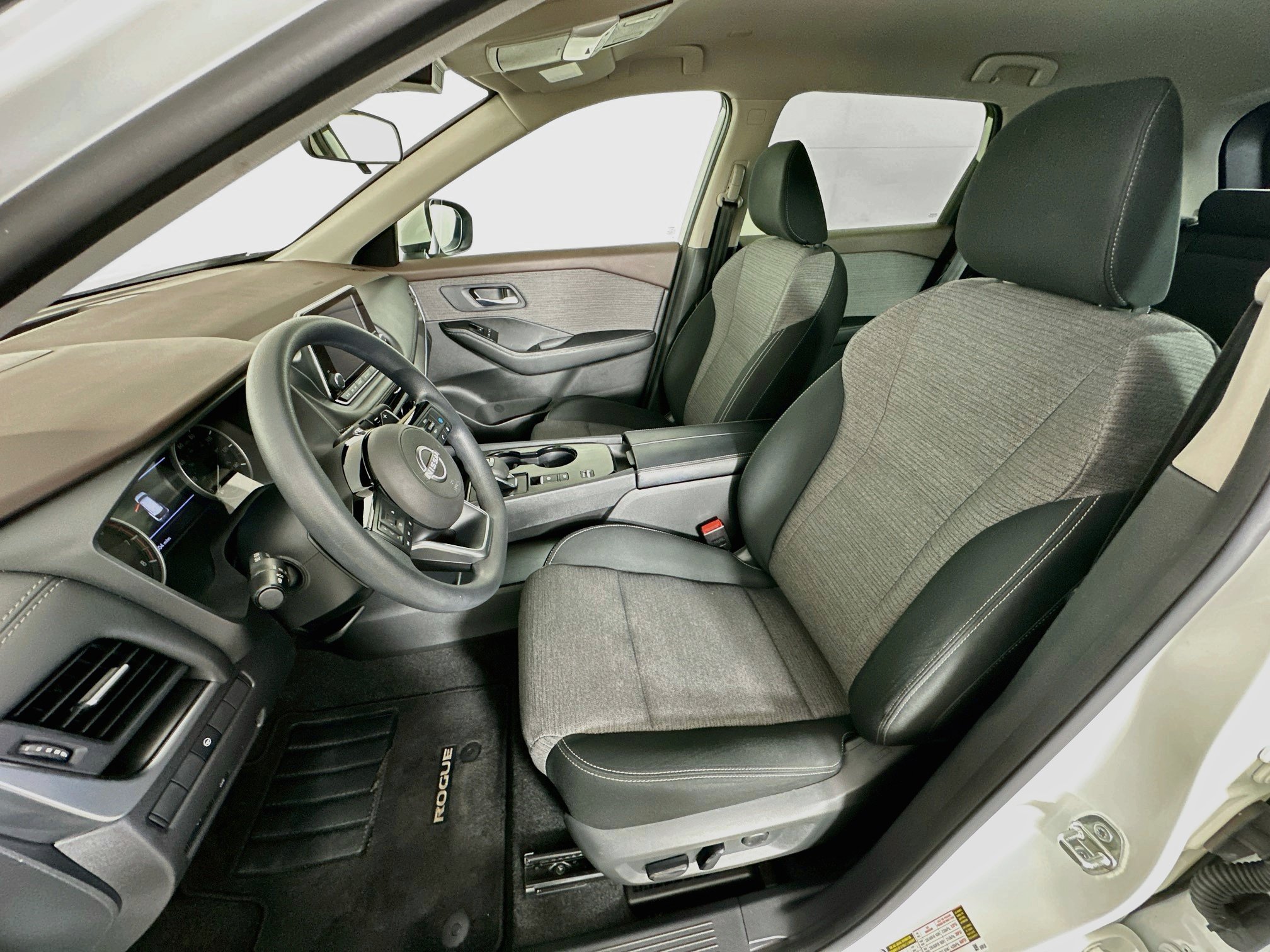 Used 2023 Nissan Rogue SV FWD image 13