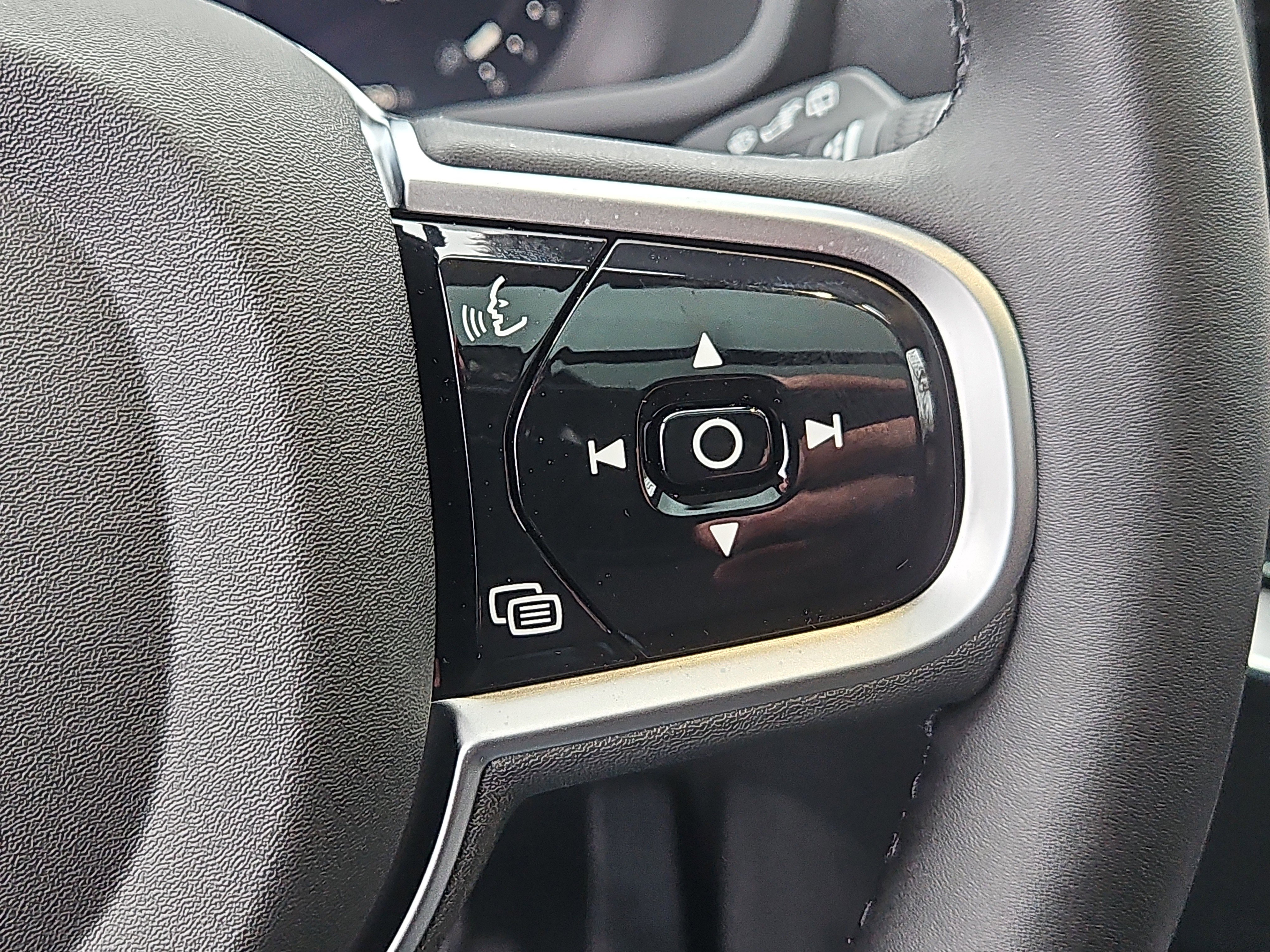 New 2026 Volvo XC90 B6 Plus w/ Protection Package Premier image 17