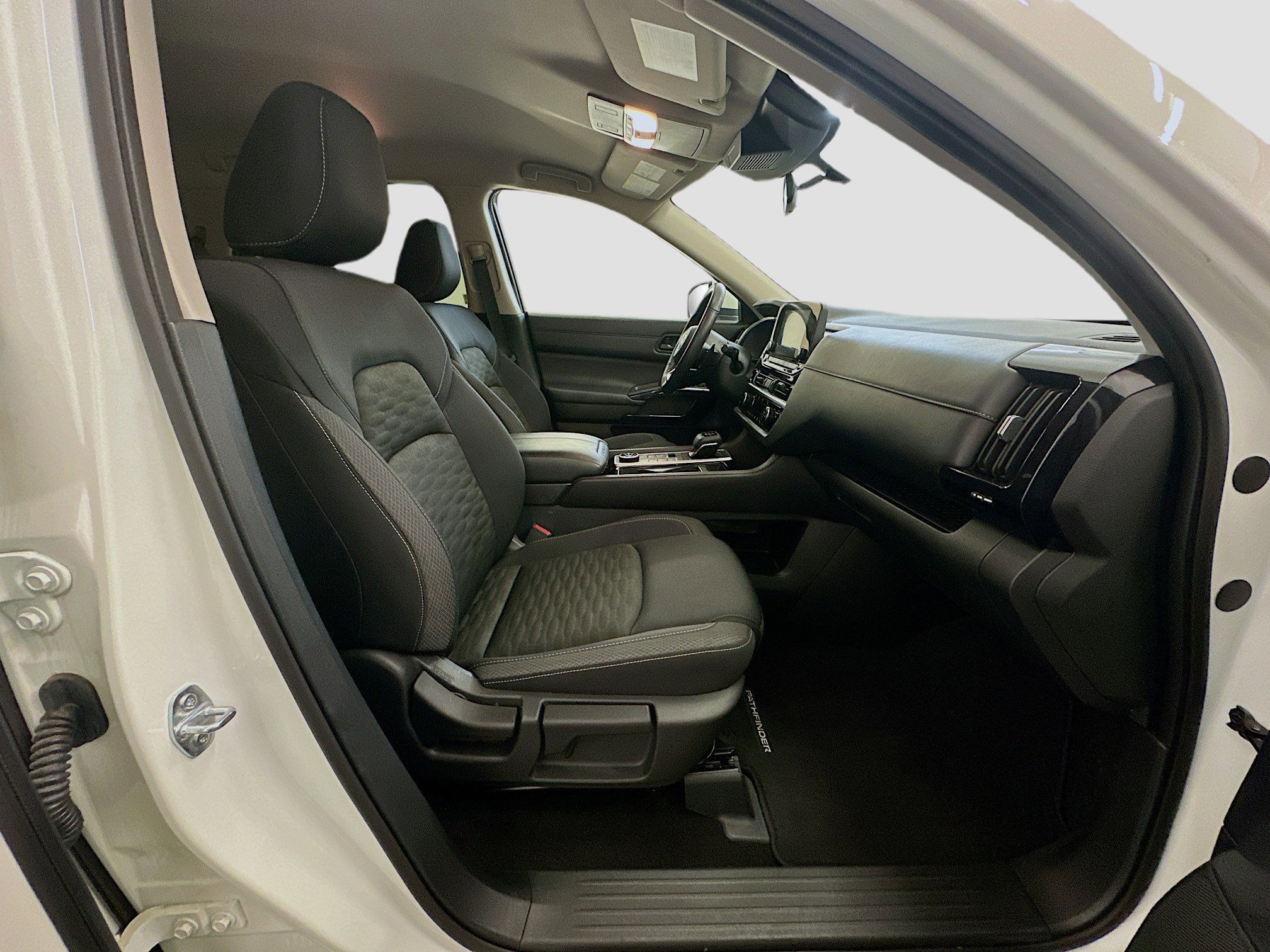 Used 2025 Nissan Pathfinder SV image 33