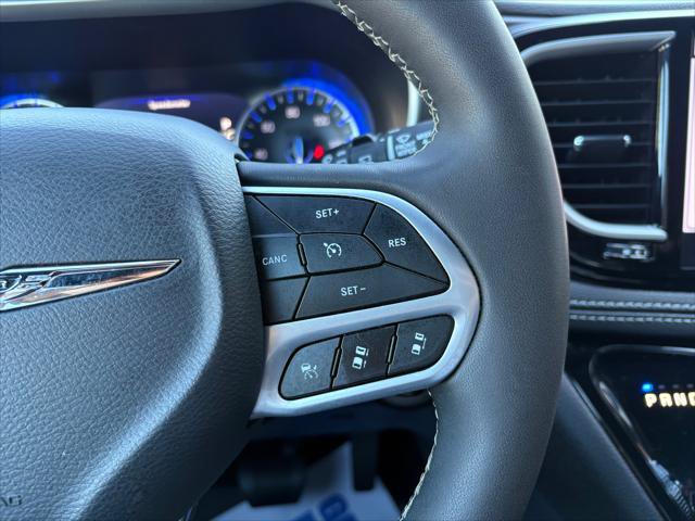 Certified 2025 Chrysler Pacifica Select AWD/4WD image 21