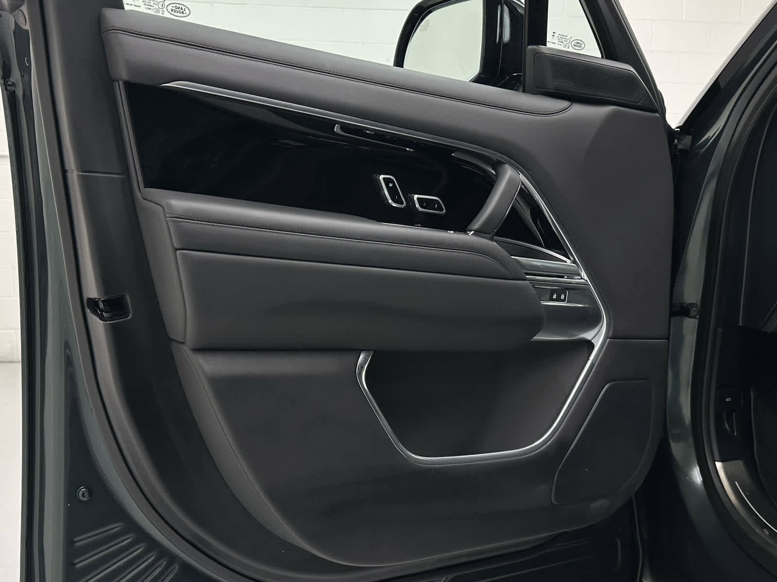 Used 2025 Land Rover Range Rover Long Wheelbase SE image 24