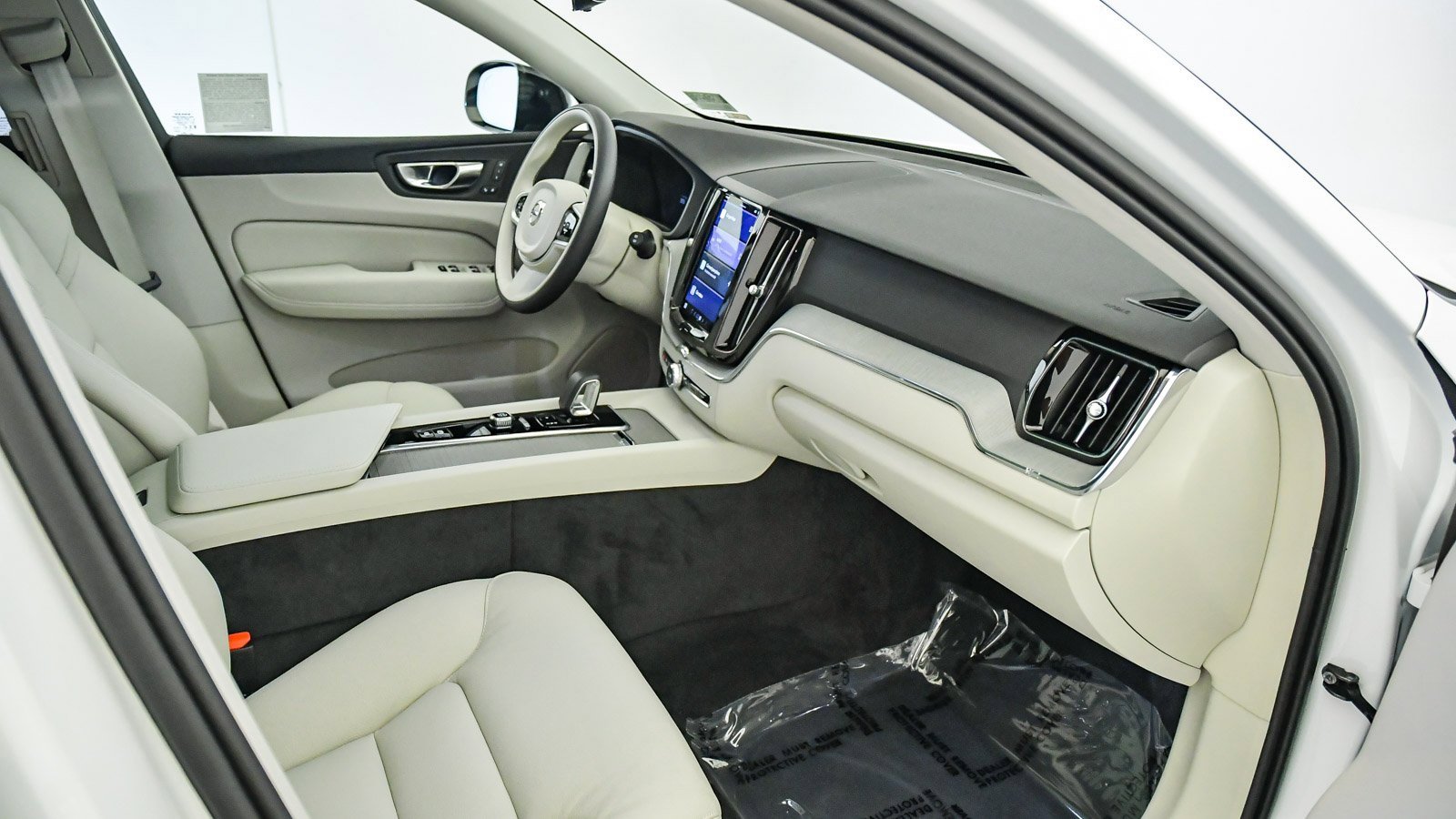 Certified 2025 Volvo XC60 T8 Plus w/ Protection Package Premier image 16