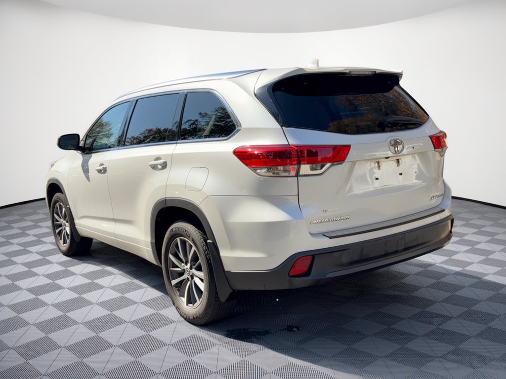 Used 2018 Toyota Highlander XLE AWD/4WD image 3