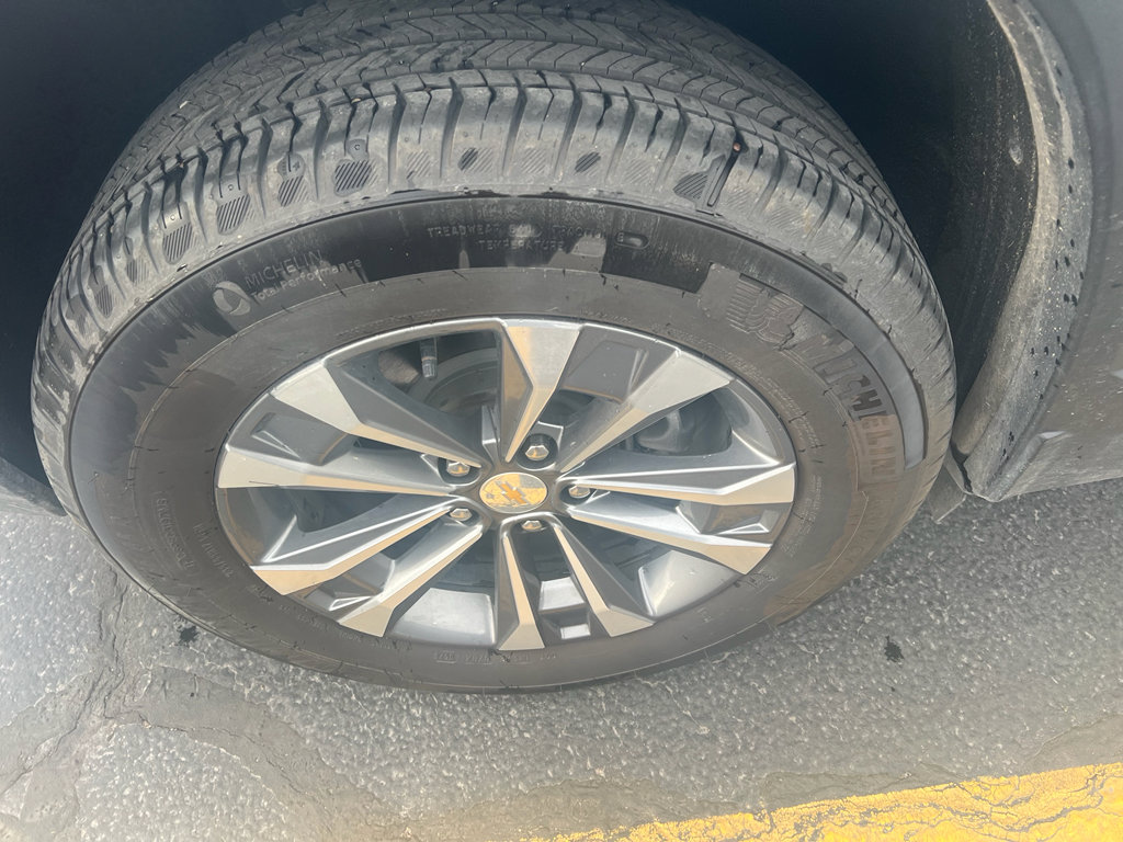 Used 2025 Chevrolet Equinox LT image 2