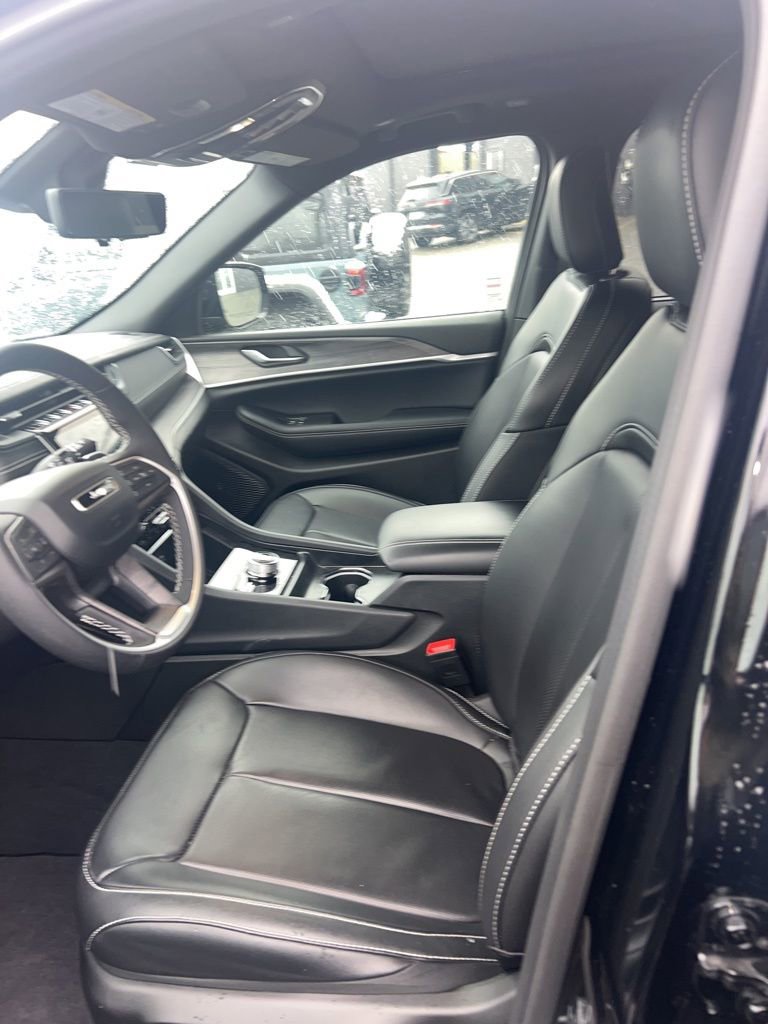 Used 2025 Jeep Grand Cherokee Limited w/ Luxury Tech Group II image 2