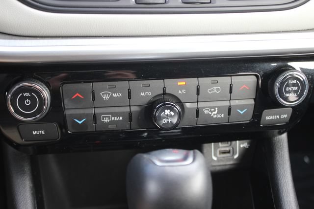Used 2025 Jeep Compass Limited w/ Elite Group AWD/4WD image 9