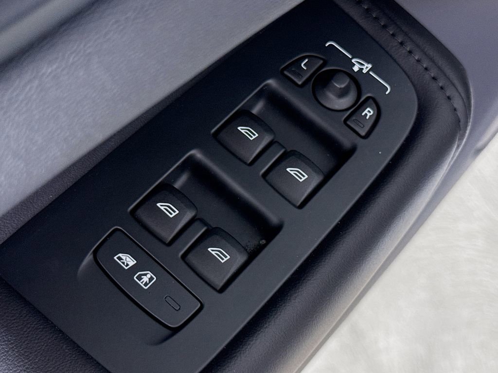 Certified 2023 Volvo XC60 B5 Plus w/ Protection Package Premier image 18