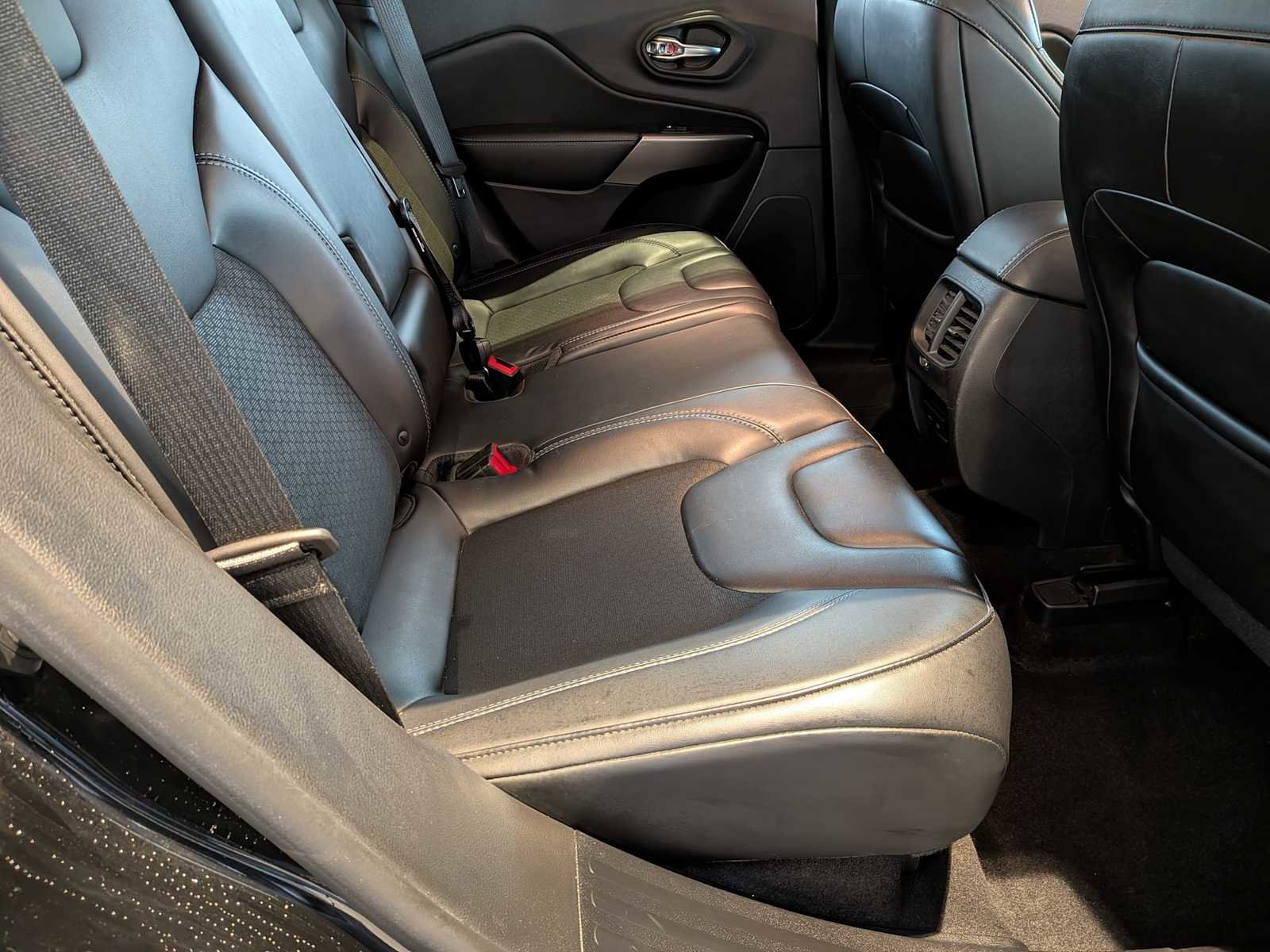 Used 2019 Jeep Cherokee Latitude Plus w/ Cold Weather Group AWD/4WD image 19
