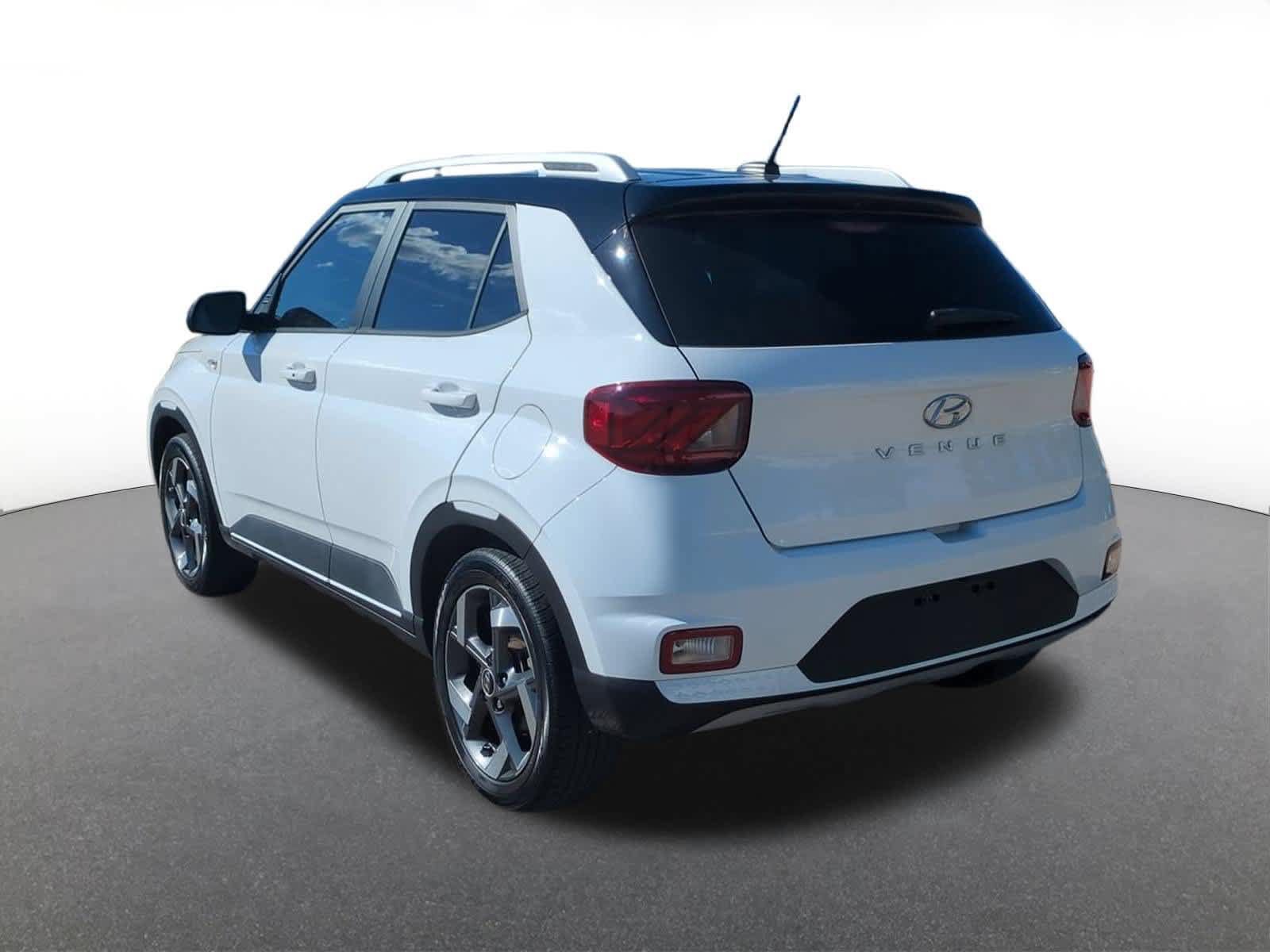 Used 2023 Hyundai Venue Limited FWD image 4