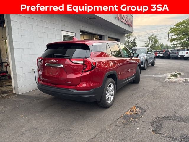 Used 2023 GMC Terrain SLE image 2