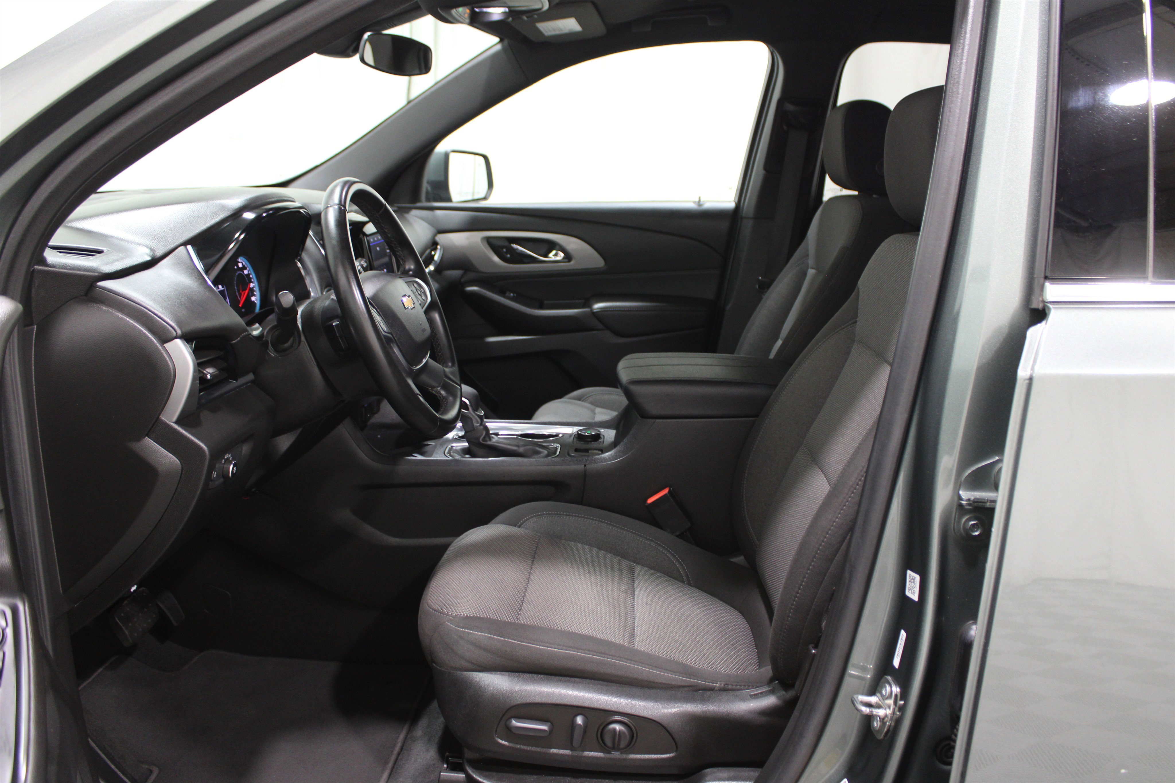 Used 2023 Chevrolet Traverse LT image 3