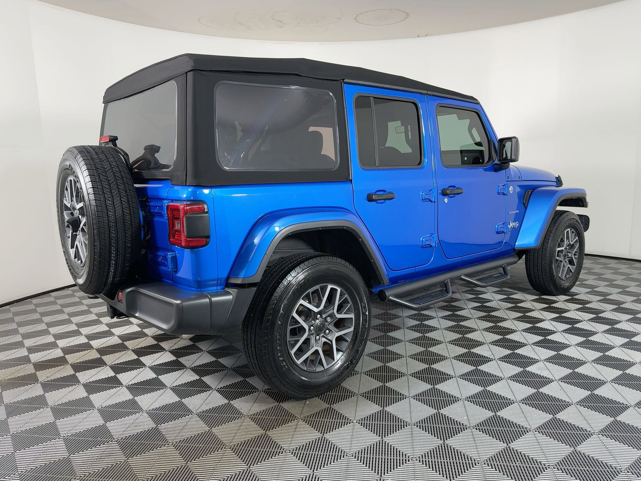 Used 2024 Jeep Wrangler Sahara w/ Technology Group image 8