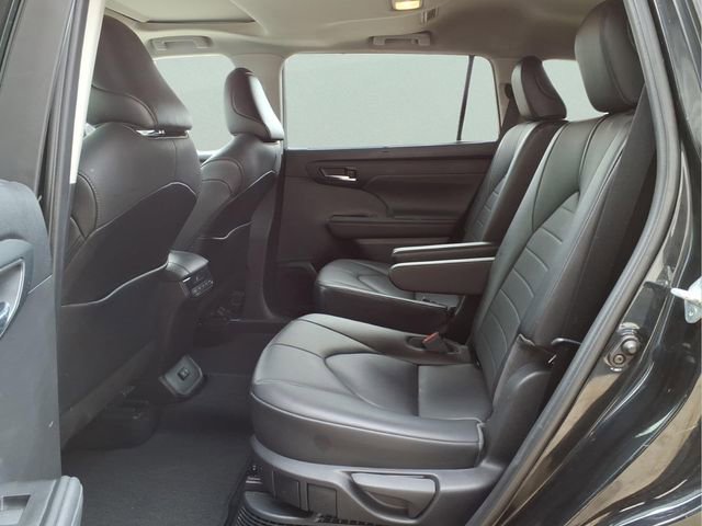 Used 2021 Toyota Highlander XLE image 23