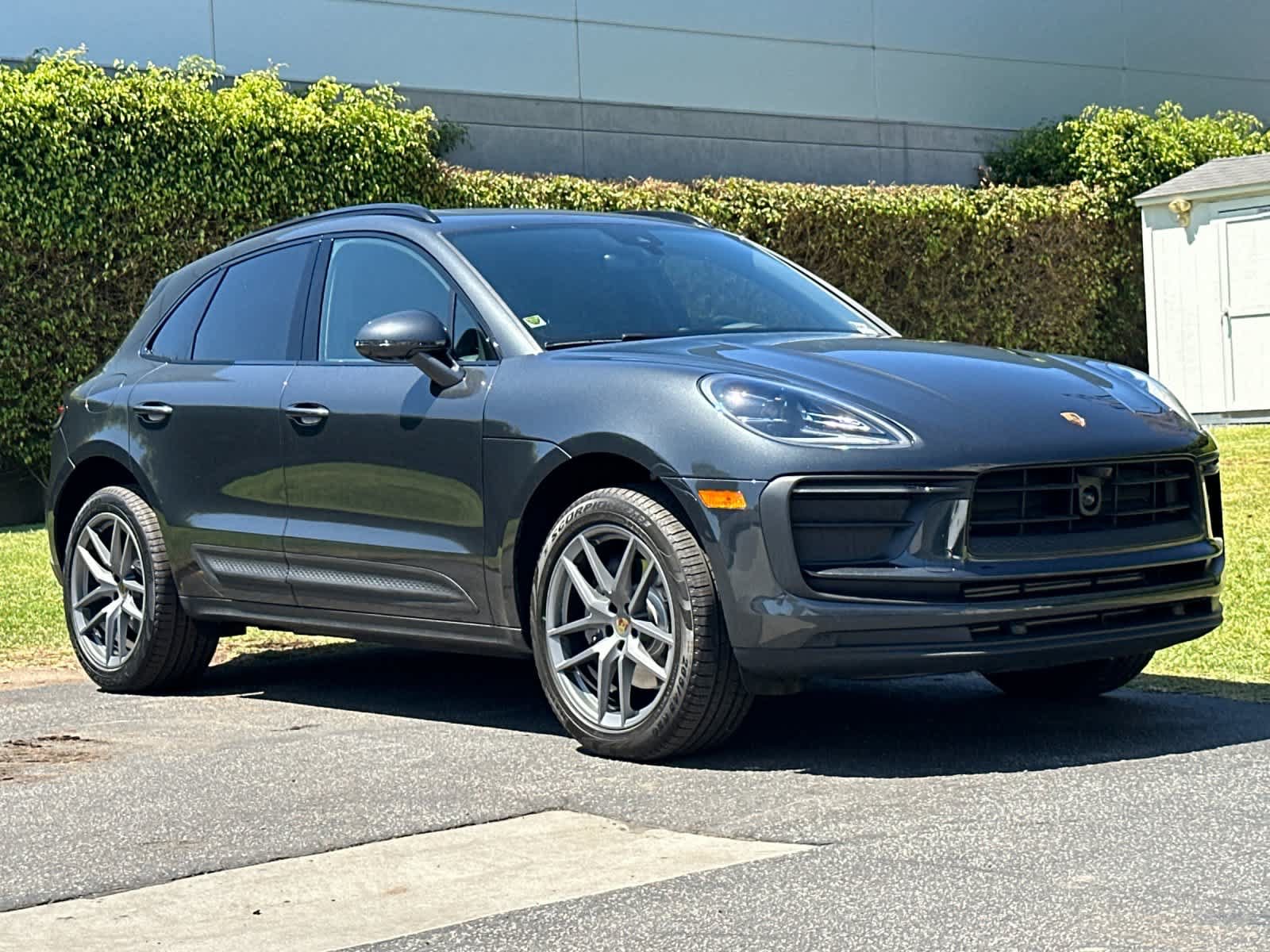 Certified 2025 Porsche Macan AWD/4WD image 10
