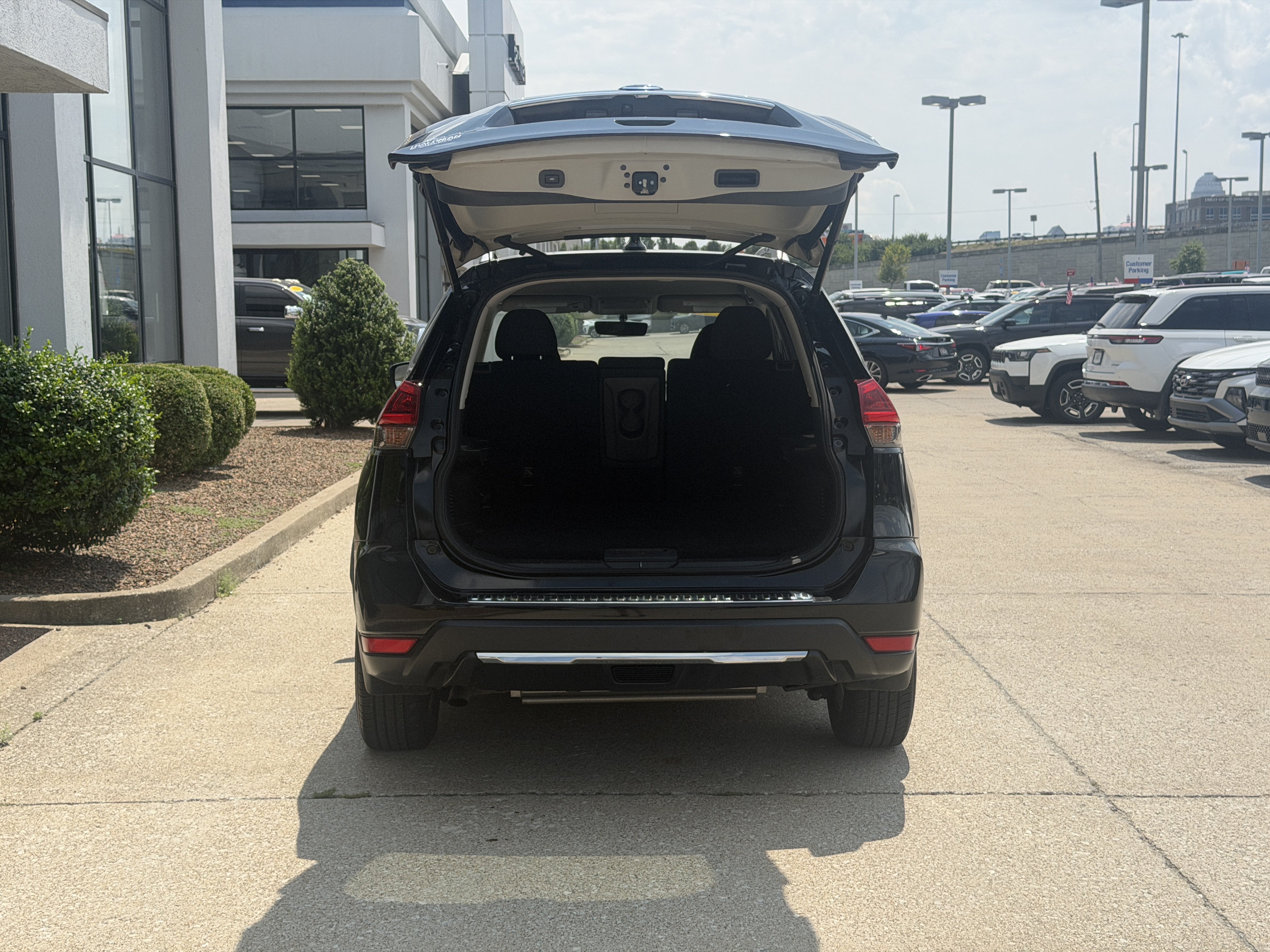 Used 2018 Nissan Rogue SV FWD image 10