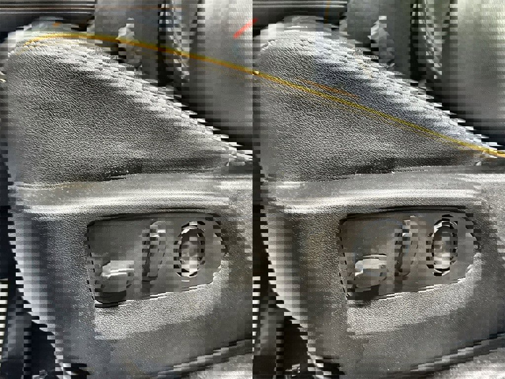 Used 2022 GMC Yukon XL AT4 image 13