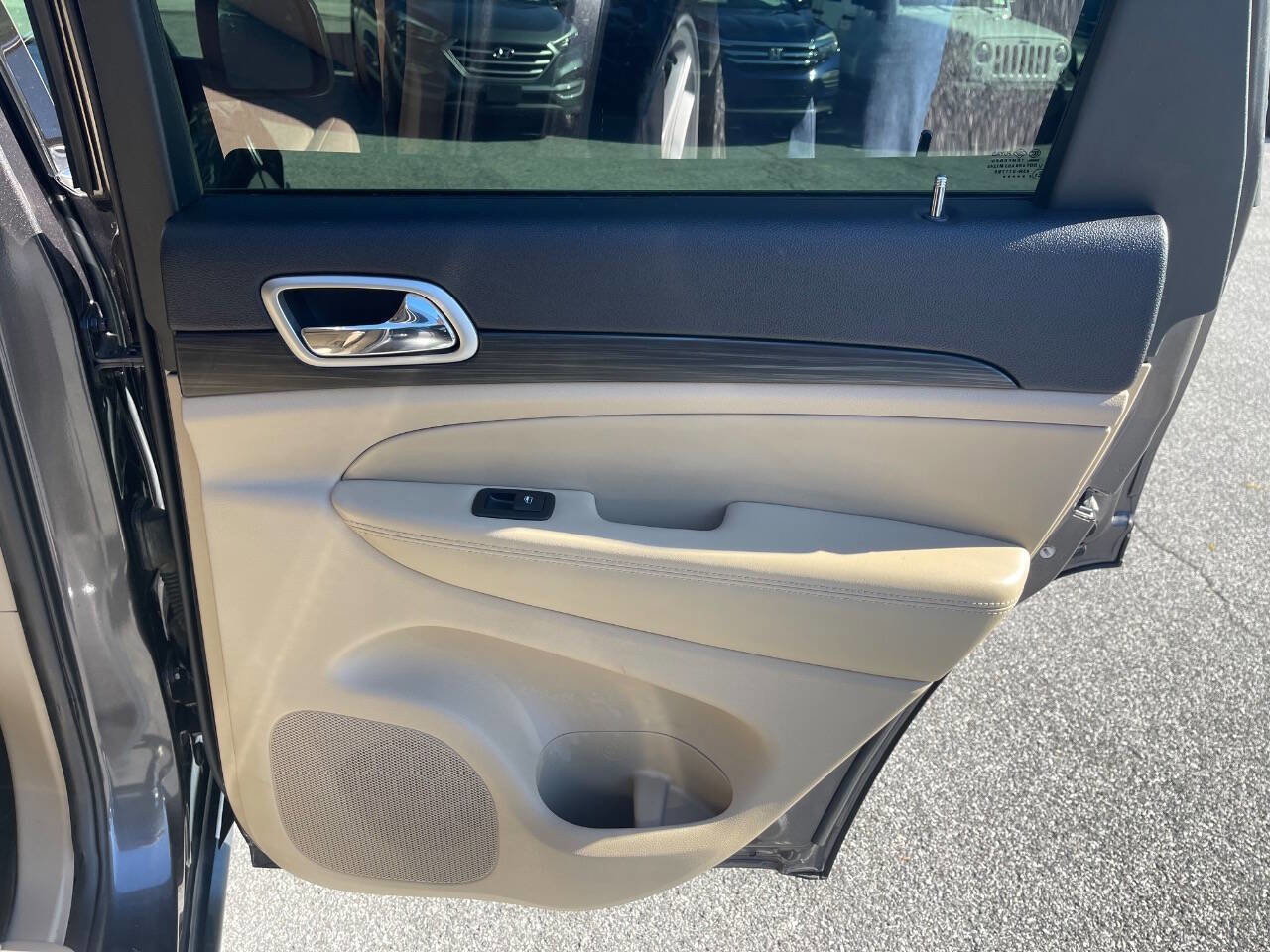 Used 2019 Jeep Grand Cherokee Laredo image 32