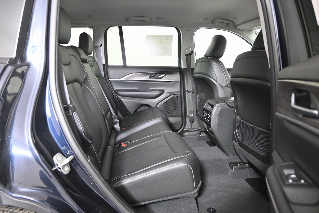 Used 2023 Jeep Grand Cherokee Limited image 19