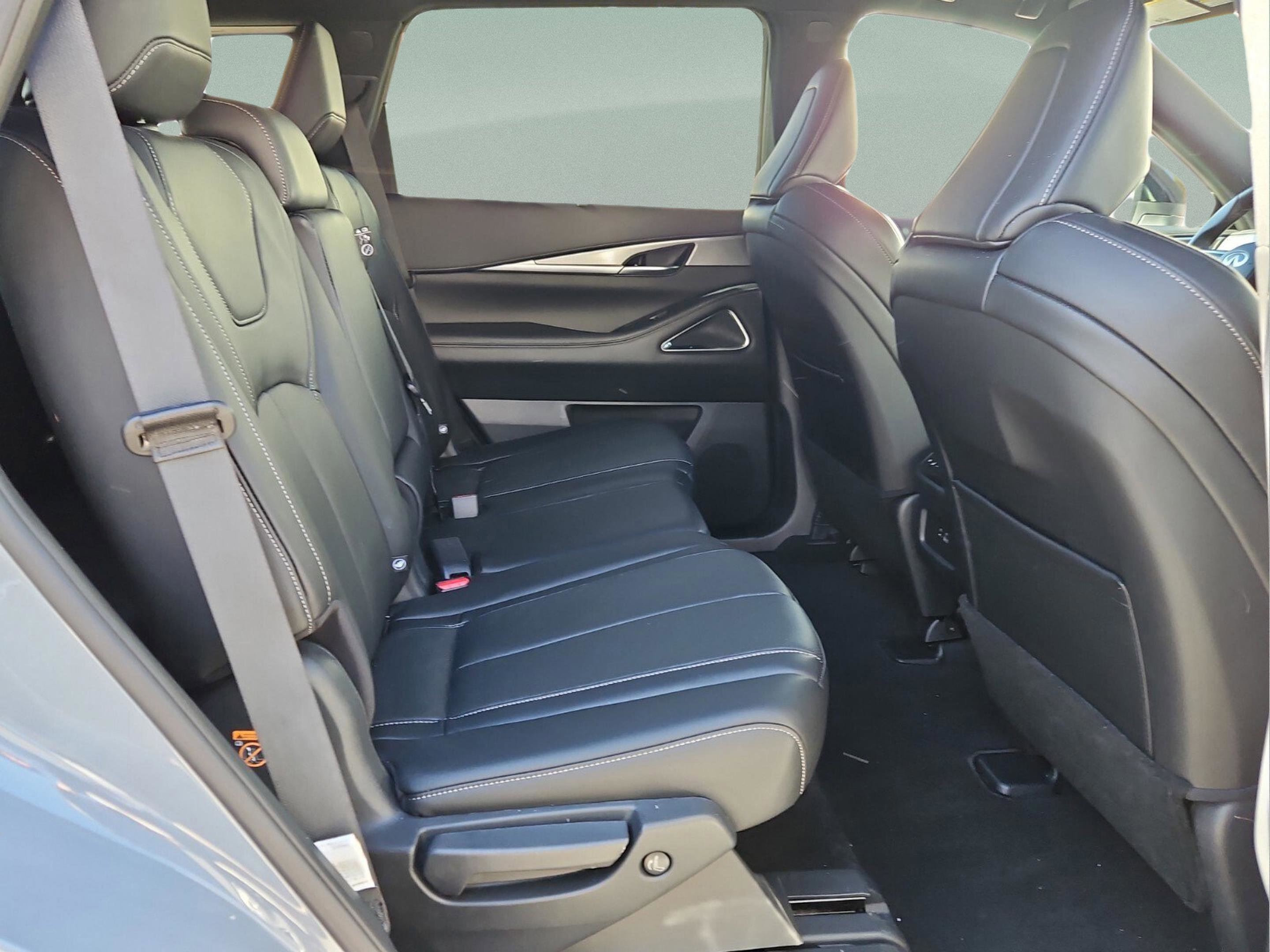 Certified 2025 INFINITI QX60 Luxe w/ Black Edition image 12