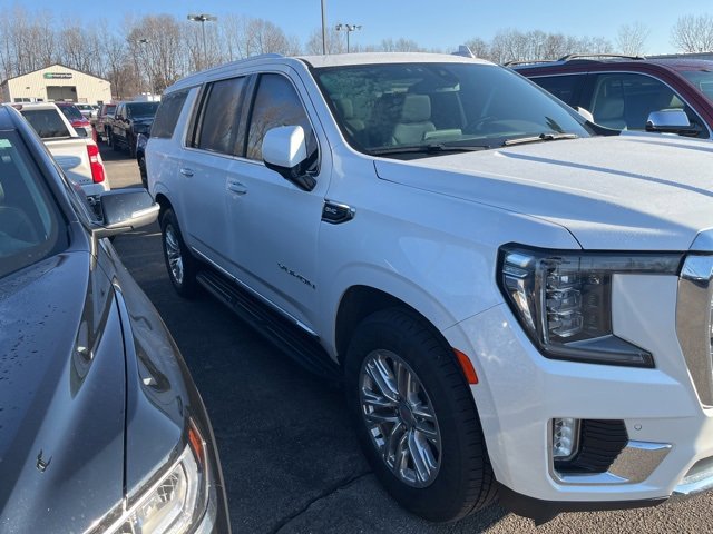 Used 2021 GMC Yukon XL SLT w/ SLT Premium Package image 2