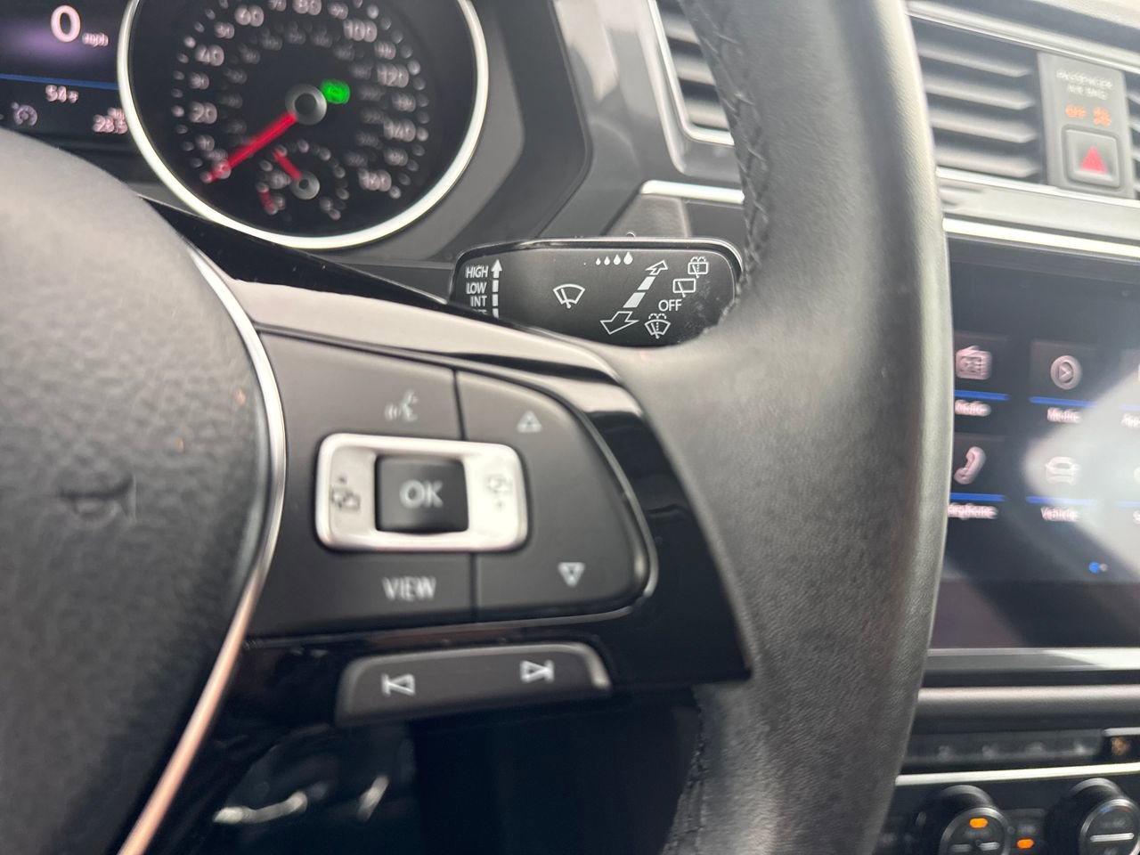 Used 2020 Volkswagen Tiguan SE image 25