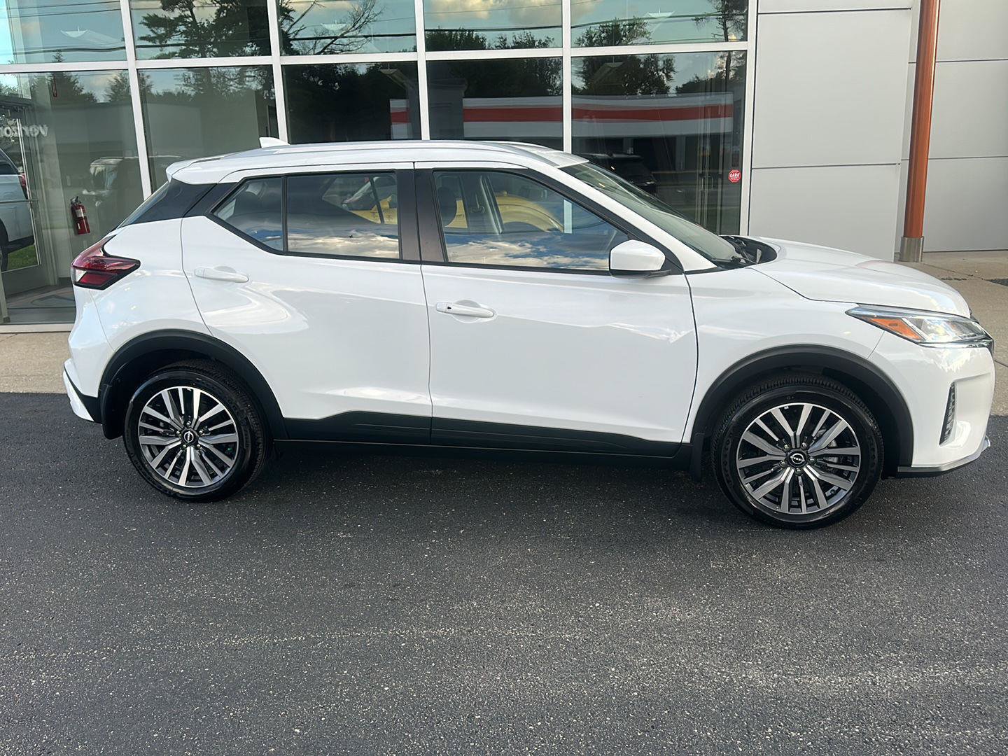 Used 2024 Nissan Kicks SV FWD image 2