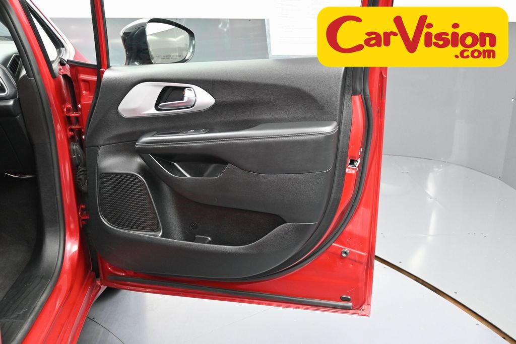 Used 2025 Chrysler Pacifica Limited image 43