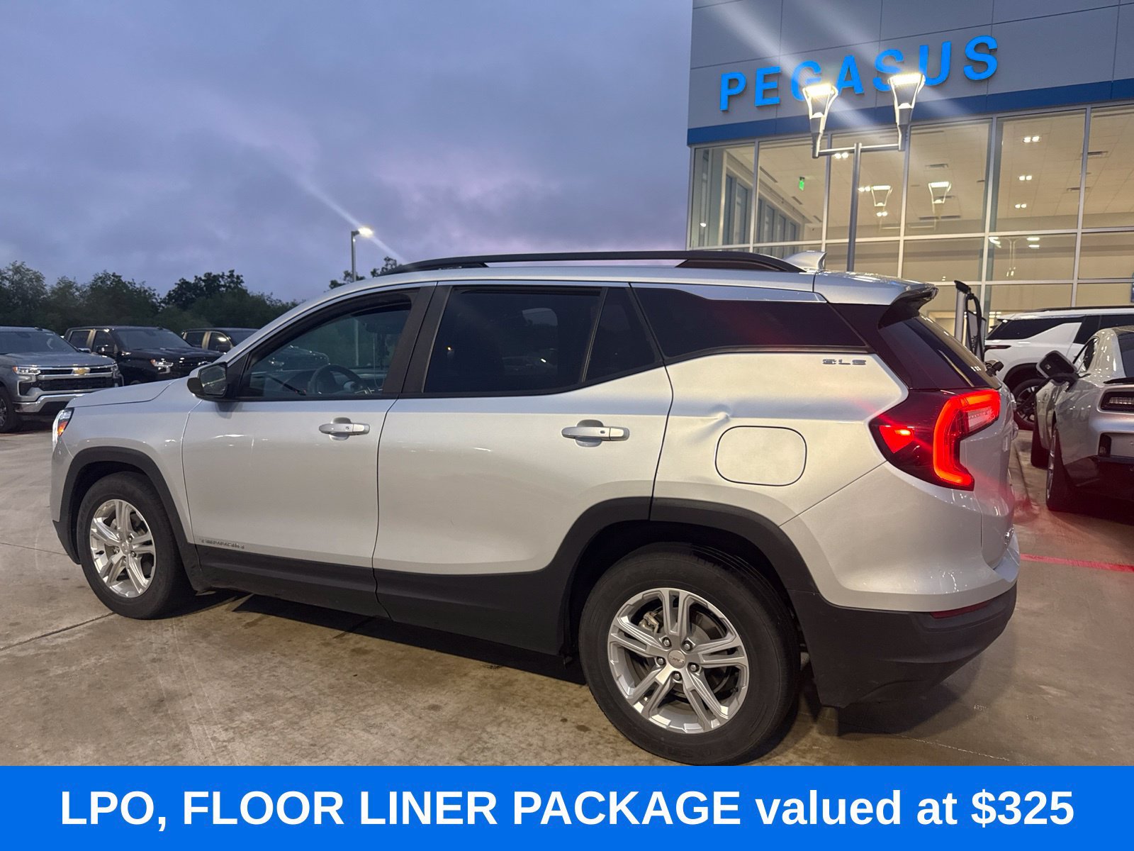 Used 2022 GMC Terrain SLE w/ Driver Convenience Package FWD image 3