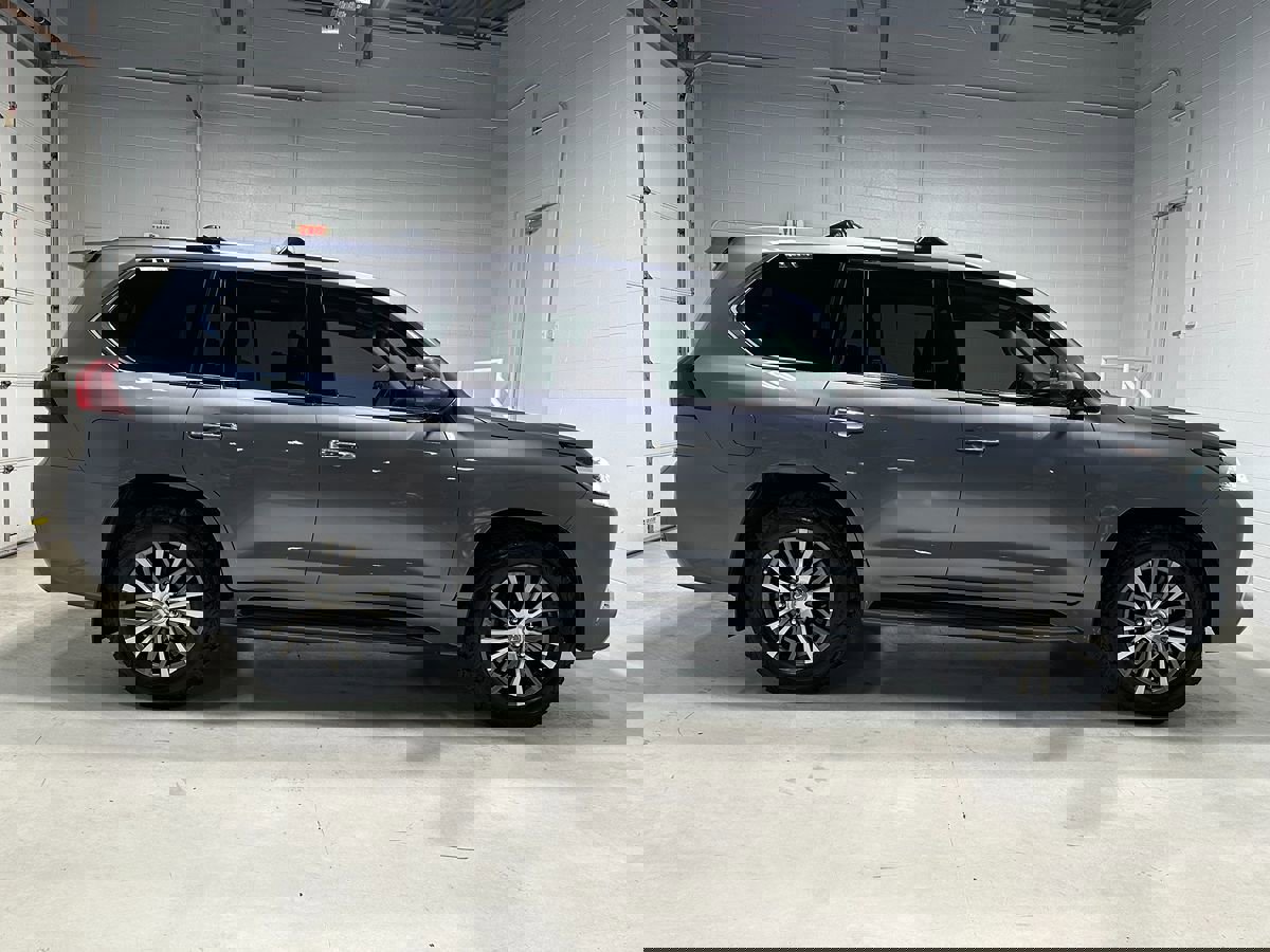 Used 2016 Lexus LX 570 4WD w/ Luxury Package image 2