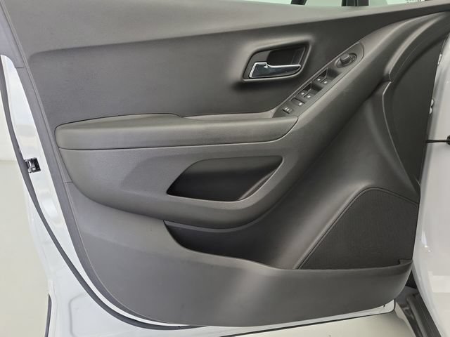 Used 2020 Chevrolet Trax LT w/ LPO, Cargo Package FWD image 20