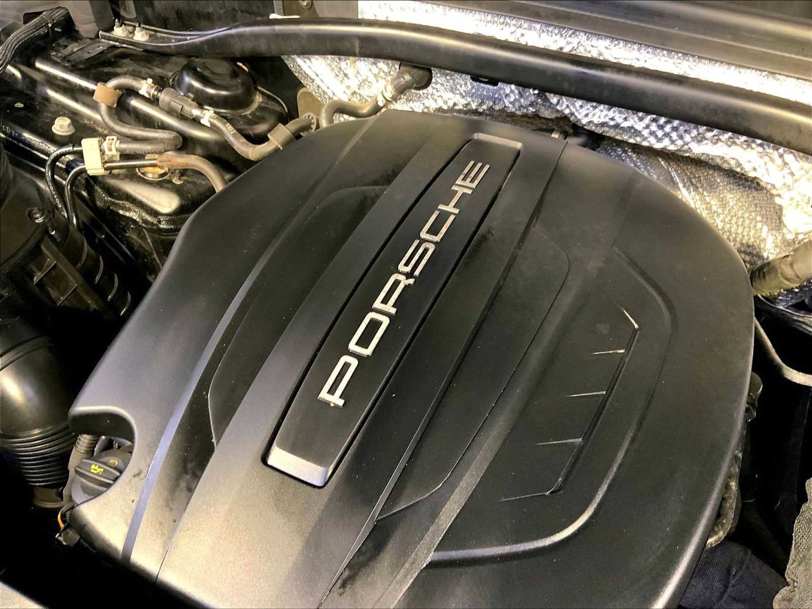 Certified 2018 Porsche Macan AWD/4WD image 33
