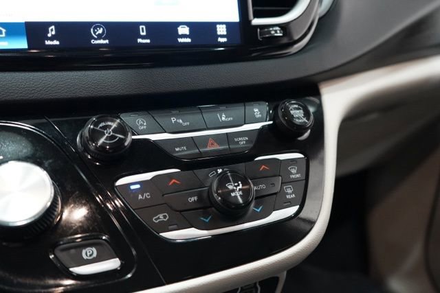 Used 2024 Chrysler Pacifica Touring-L image 28