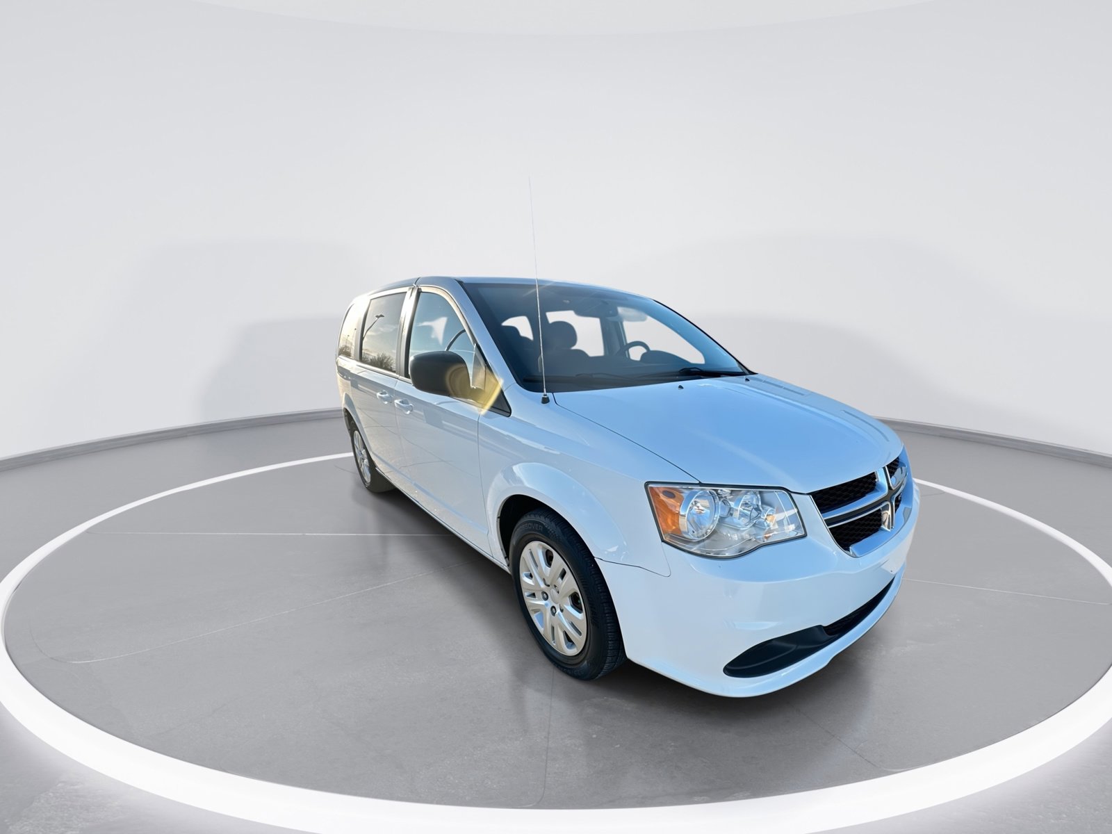 Used 2018 Dodge Grand Caravan SE w/ UConnect Hands-Free Group FWD image 2