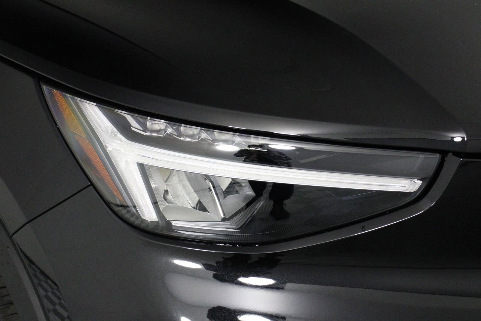 New 2025 Volvo XC40 B5 Core w/ Climate Package image 14