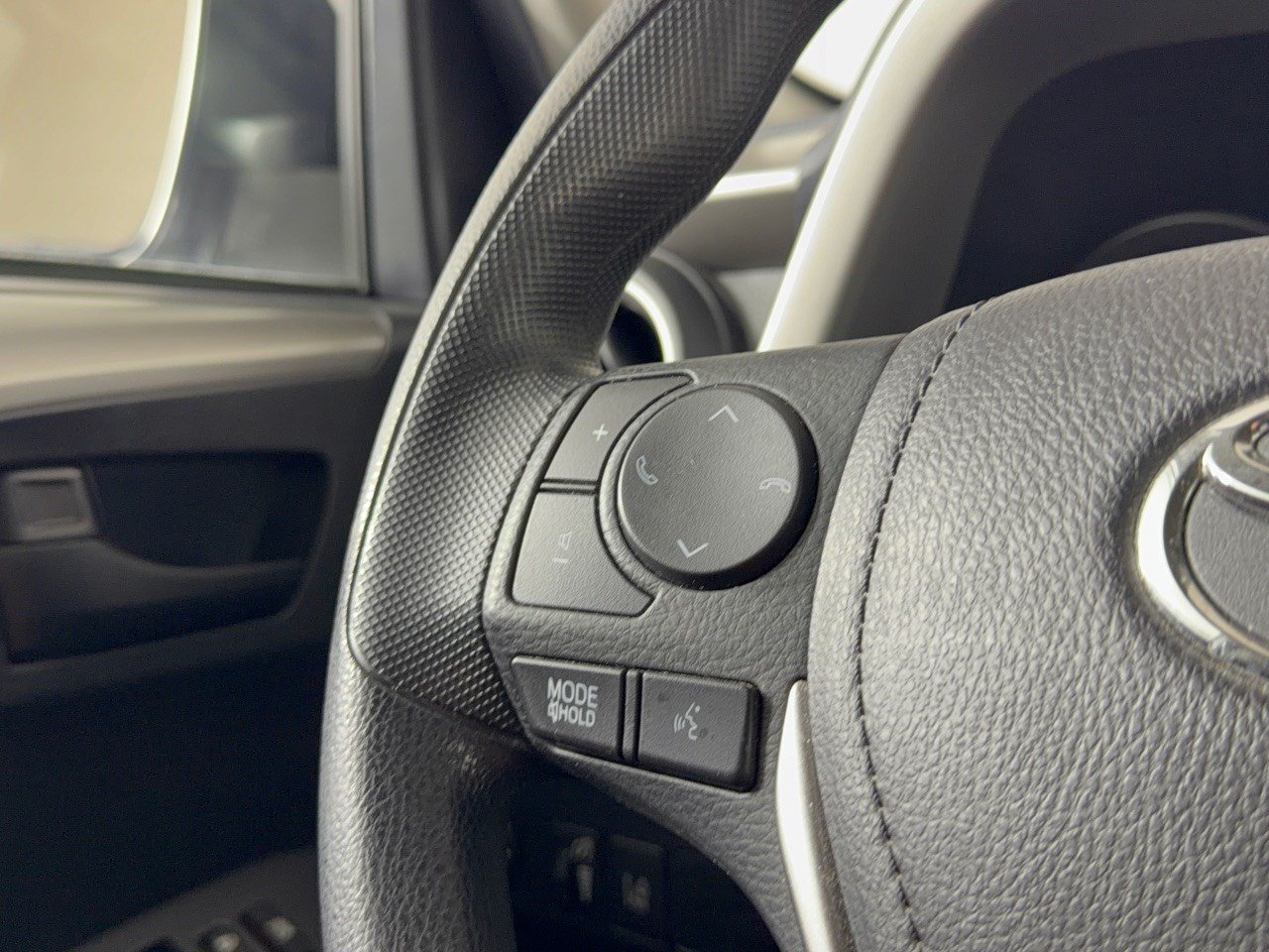Used 2018 Toyota RAV4 LE FWD image 18