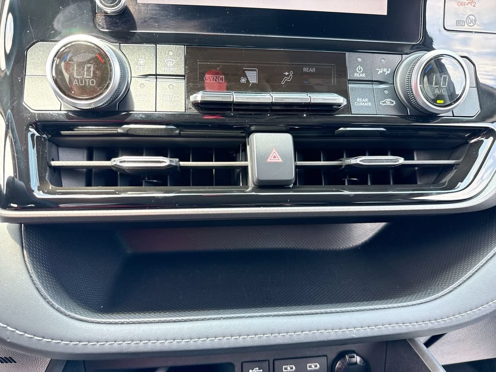 Used 2023 Toyota Highlander L FWD image 19