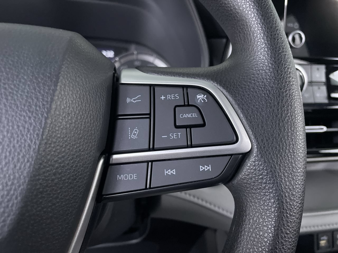 Used 2023 Toyota Highlander L AWD/4WD image 27