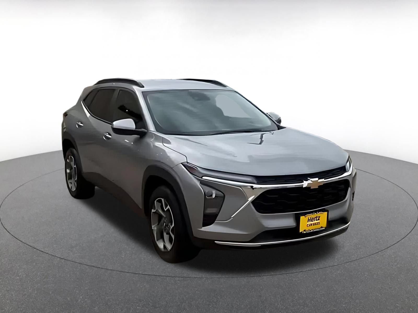 Used 2025 Chevrolet Trax LT w/ LT Convenience Package FWD image 3