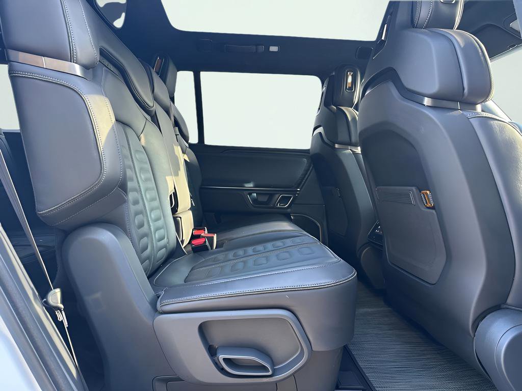 Used 2022 Rivian R1S Adventure image 32