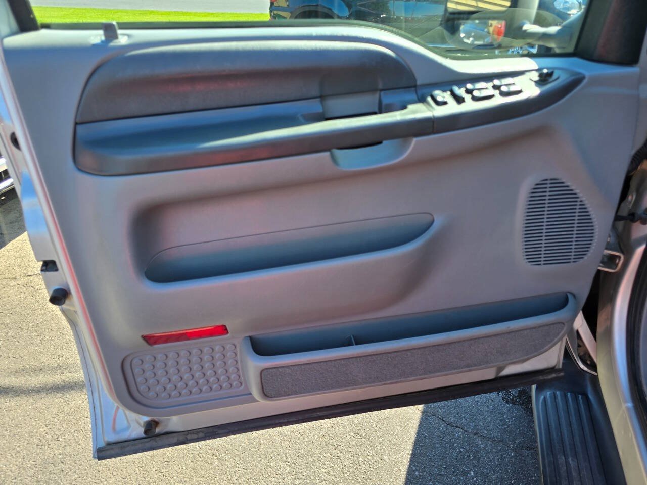Used 2004 Ford Excursion XLT AWD/4WD image 14