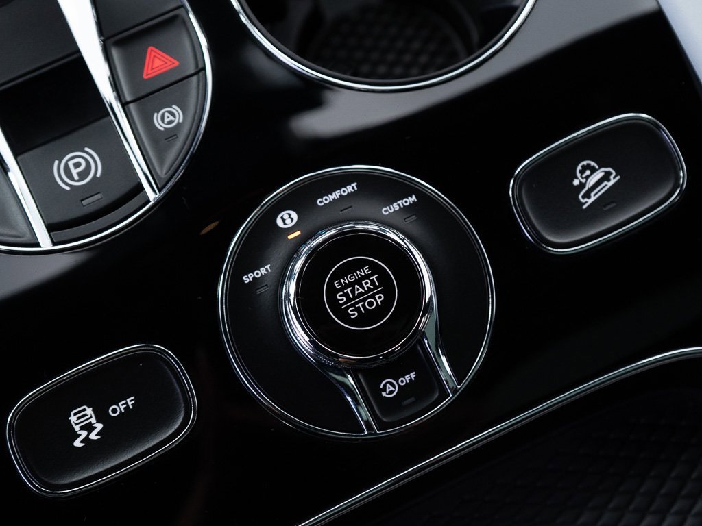 Used 2025 Bentley Bentayga image 35