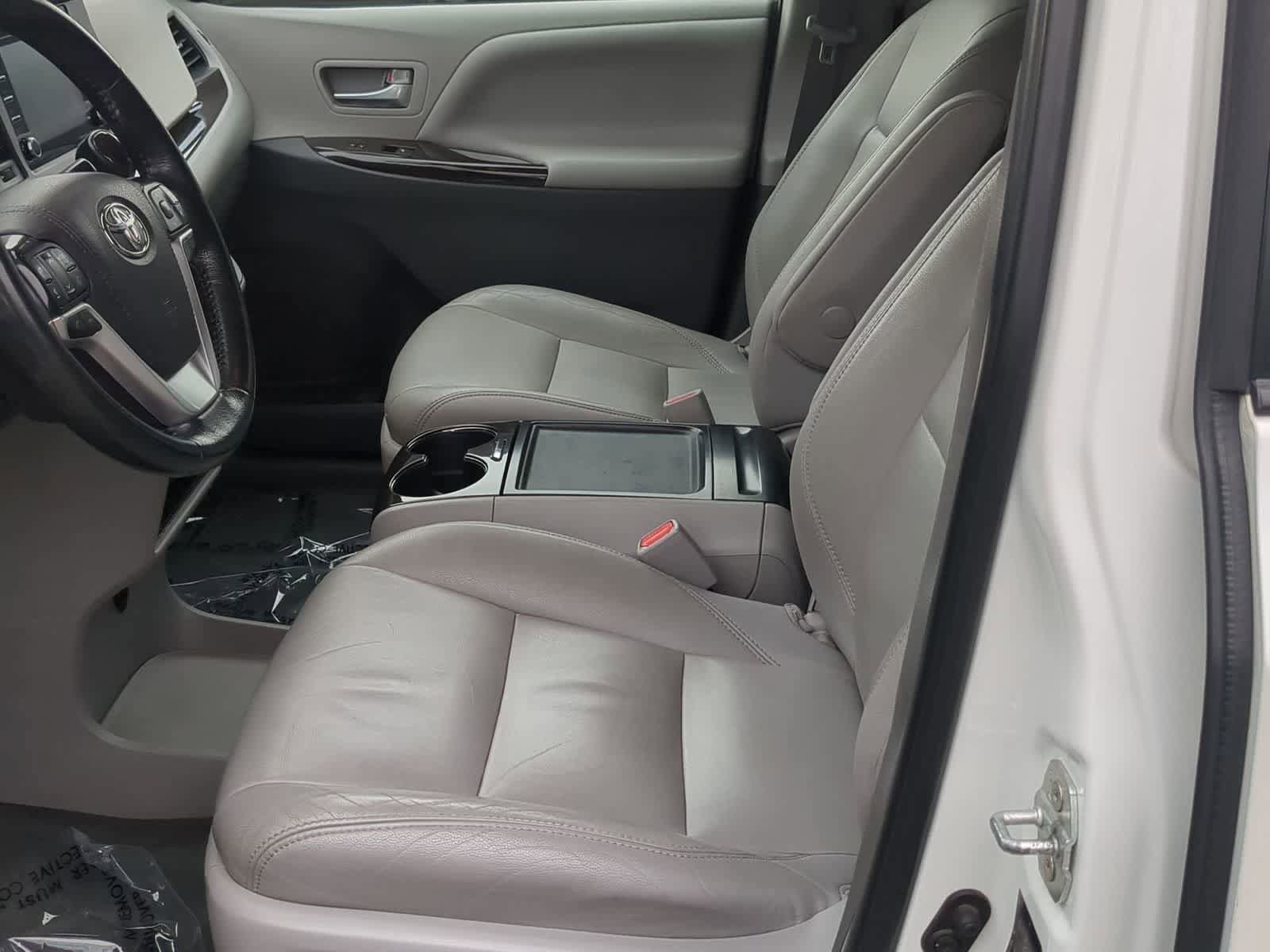 Used 2020 Toyota Sienna XLE w/ XLE Navigation Package FWD image 16