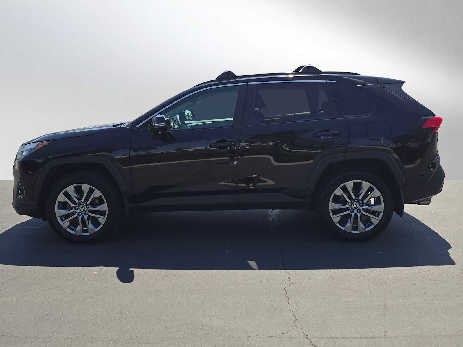 Used 2022 Toyota RAV4 XLE Premium image 7