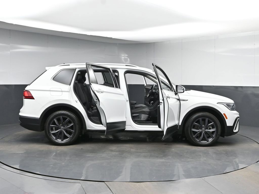 Used 2022 Volkswagen Tiguan SE w/ Panoramic Sunroof Package FWD image 43