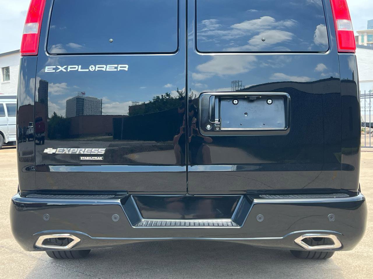 Used 2016 Chevrolet Express 2500 RWD image 11
