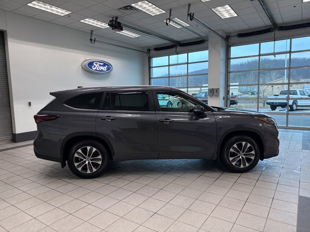 Used 2024 Toyota Highlander XLE AWD/4WD image 17